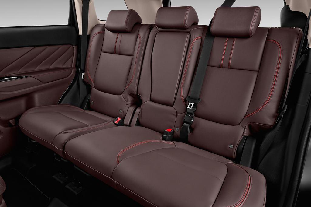 Mitsubishi Outlander (Baujahr 2016) - 5 Türen Rücksitze