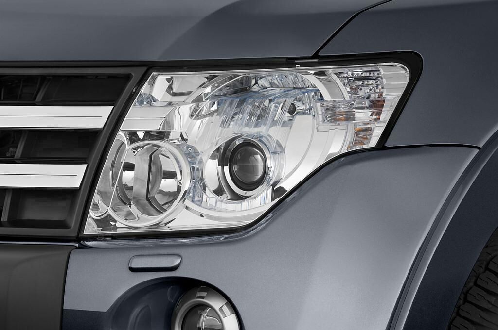 Mitsubishi Pajero (Baujahr 2010) Instyle 5 Türen Scheinwerfer