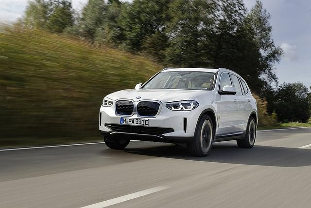Trotz der Strategie \"Power of Choice\" spielt die Elektromobilität bei BMW eine wichtige Rolle (Bild: BMW iX3 2021)