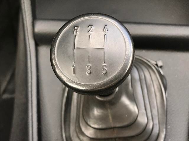 Generell ist das Fahren mit diesem Oldtimer Arbeit – Kupplungspedal und Lenkung gehen stramm, die fünf Vorwärtsgänge rasten schwergängig
