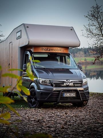 Das rollende Blockhaus passt perfekt in die Natur