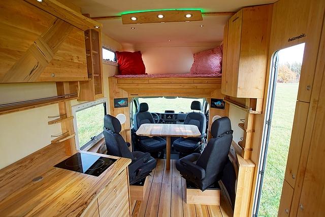 Das Holzhaus ist auch mit Hightech, wie einer Ambientebeleuchtung, einer Soundanlage oder einem 32-Zoll Flachbildschirm ausgestattet