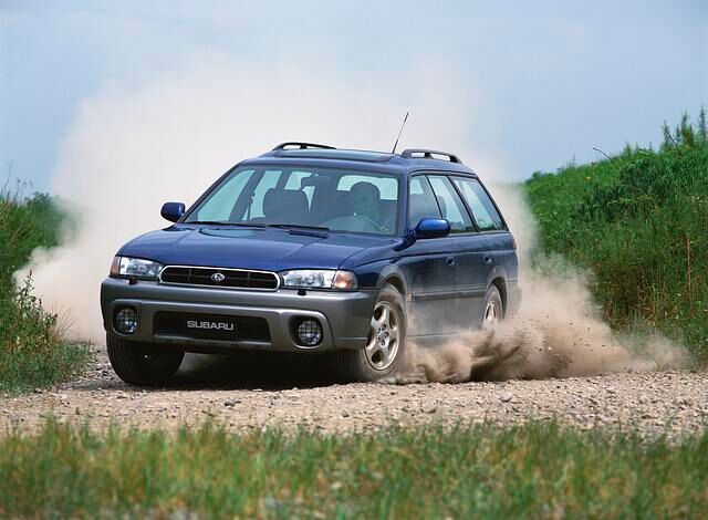 1995: Der Subaru Outback wird als erster sogenannter SUW (Sport Utility Wagon) lanciert. Tatsächlich handelt es sich dabei um den Legacy Kombi, der mit zahlreichen Offroad-Attributen ausstaffiert...