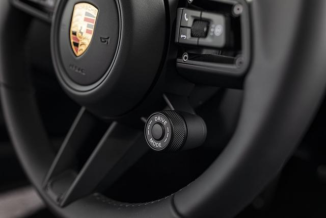 Wie bei Porsche üblich, werden die Fahrprogramme mit dem kleinen Drehrad gewählt
