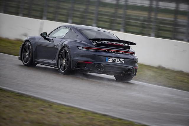Das Porsche 911 Turbo Coupé ist bis zu 320 km/h schnell