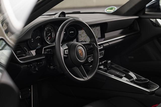 Die Lenkung ist sehr gut, sie teilt dem Fahrer mit, wie es um das Traktionsniveau bestellt ist und ist sehr präzise
