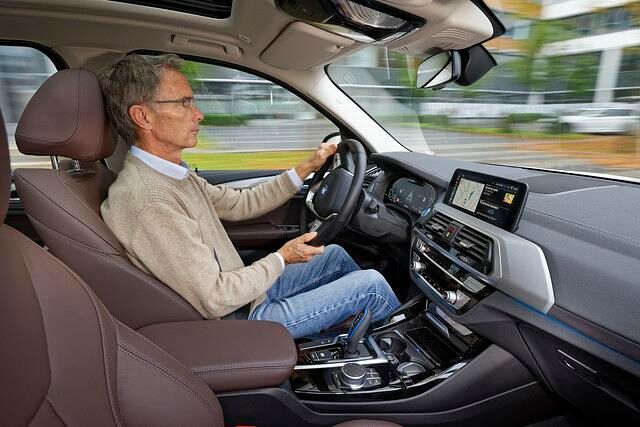 Innen ist der iX3 ein eigentlich ganz normaler BMW