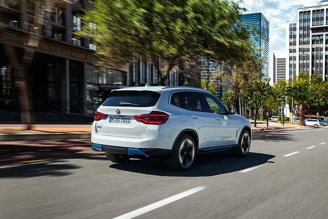 Der iX3 soll im WLTP-Zyklus mit 18,5 kWh/100 Kilometer über 20 Prozent weniger verbrauchen als seine direkten Wettbewerber Mercedes EQC, Jaguar I-Pace und Audi e-tron