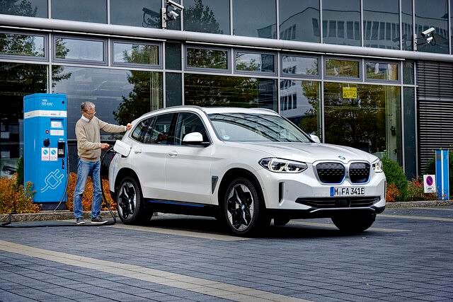Wer unterwegs laden muss, kann an einem Quick-Charger innerhalb von zehn Minuten rund 100 Kilometer an Strecke „nachtanken“, weil das Lademanagement eine DC-Leistung von bis zu 150 Kilowatt erlaubt