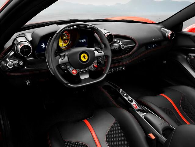 Der gleichermaßen sportlich und luxuriös eingerichtete F8 versprüht innen viel Rennsport-Flair