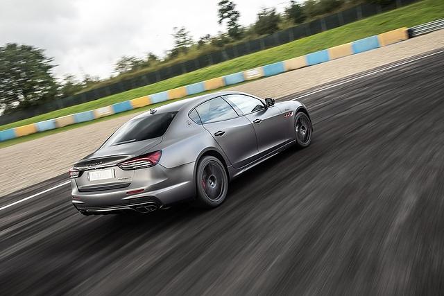 Wenn man es in den Kurven übertreibt, schiebt der Quattroporte Trofeo etwas mürrisch über die Vorderräder