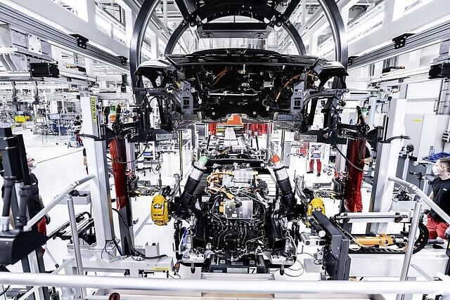 Der Audi RS e-tron GT rollt in Neckarsulm vom Bond