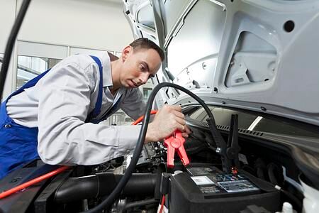 Ratgeber: Auto-Batterie länger fit halten  - Statt Klack-Klack lieber Auf-Zack 