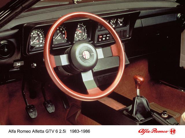 Das große glänzende Holzlenkrad im Cockpit erinnerte an die Golden Fifties