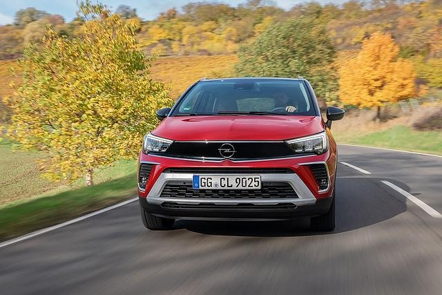 Der Opel Crossland trägt jetzt auch die Maske des Zorro wie das der neue Opel Mokka