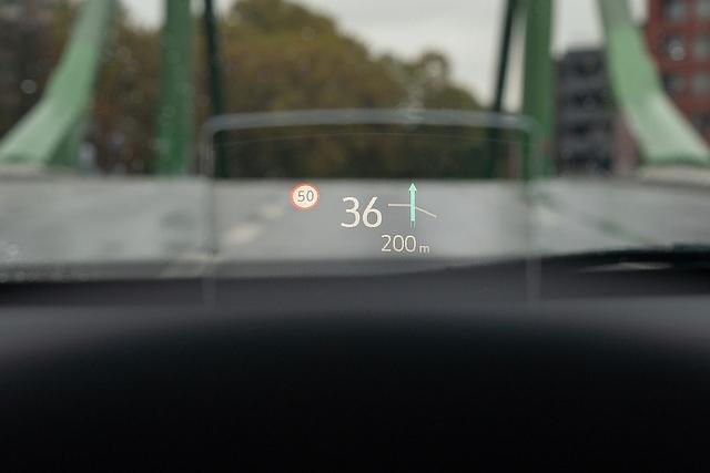 Das Head-up Display hat einen ausfahrbaren Bildschirm, erfüllt aber seinen Zweck, indem es die wichtigsten Informationen anzeigt