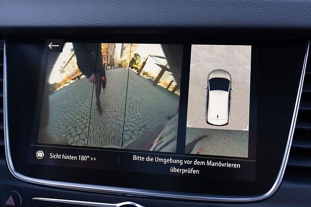 Der Opel Crossland hat auch eine Rückfahrkamera, die die Radarsensoren nutzt
