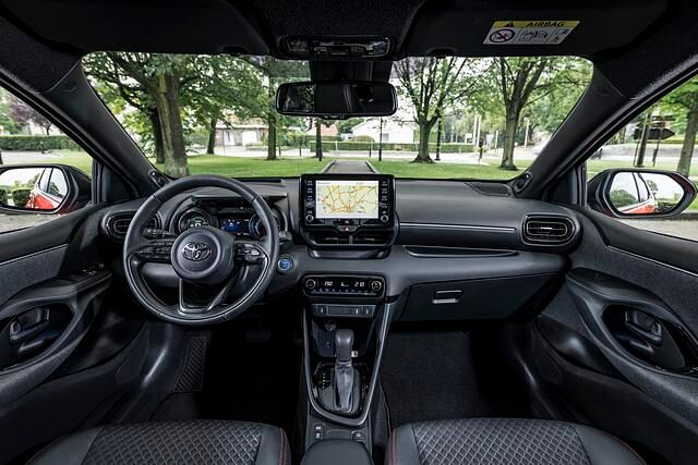 Aufgeräumt und post-analog: Im Cockpit des Yaris Hybrid gibt es nur noch digitale Anzeigen