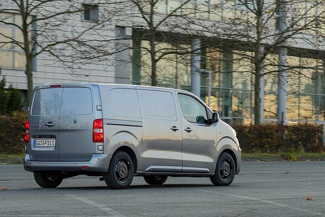 Zwei Akku-Größen stehen zur Auswahl: eine 50 Kilowattstundenbatterie für maximal 230 Kilometer WLTP-Reichweite und ein mit 75 kWh, mit der man bis zu 316 Kilometer (nach dem WLTP-Zyklus) weit kommt