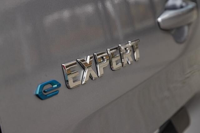 Am einem 100 kW Schnelllader sind die Batterien des Peugeot e-Expert nach circa 45 Minuten zu 80 Prozent gefüllt