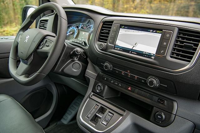 Klassische Nutzfahrzeug-Cockpit mit viel Hartplastik