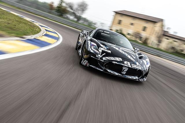Durch die paritätische Achslastverteilung bleibt der Maserati MC20 lange neutral