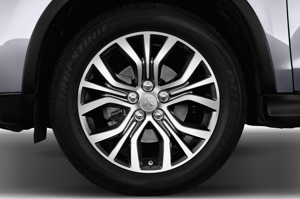 Mitsubishi ASX (Baujahr 2015) Top 5 Türen Reifen und Felge