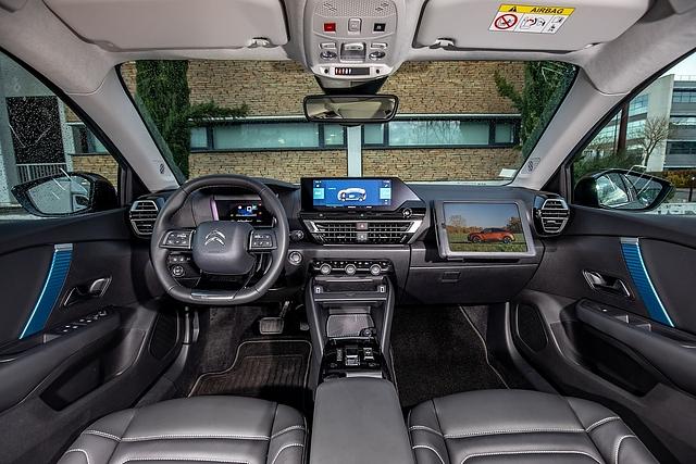 Das Cockpit ist entschlack und bietet praktische Extras, wie die iPad-Halterung