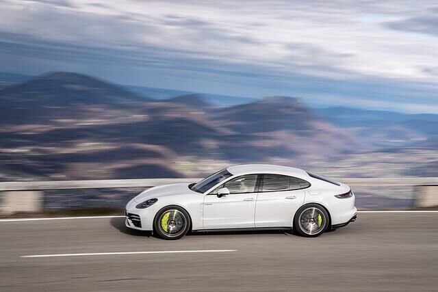 Auf über fünf Meter Länge erstreckt sich der Porsche Panamera