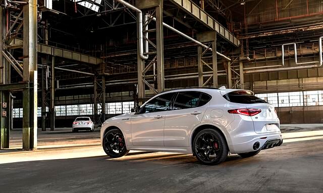 Am Heck des Stelvio Veloc Ti sorgt ein Unterfahrschutz im Diffusor-Stil für eine sportliche Note