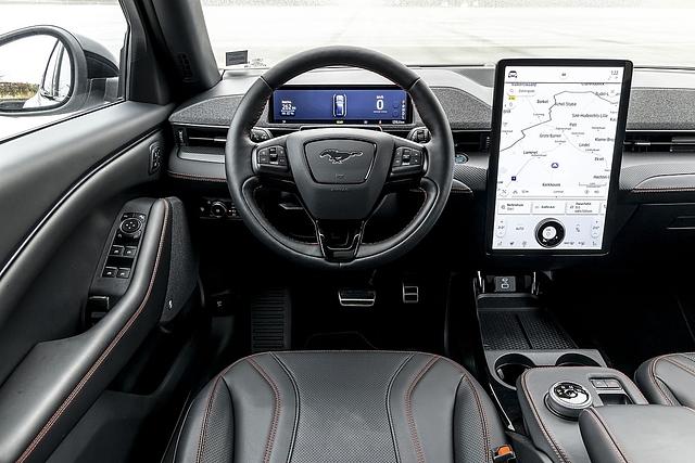 Tesla lässt grüßen: Cockpit mit 15,5 Zoll großen Display
