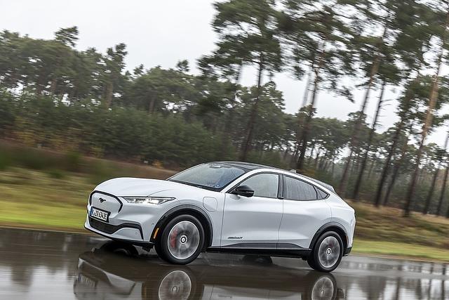 Die maximale Reichweite des Ford Mustang Mach-E AWD beträgt 540 Kilometer