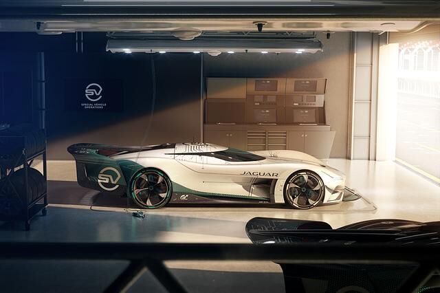 Damit der neue Vision GT SV in der virtuellen Rennwelt mithalten kann, hat ihm Jaguar ein aufwendiges aerodynamisches Design mit einem besonders langgestreckten Heck verpasst