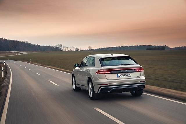 In der feinen Luxusklasse kann jetzt auch der Q8 zumindest rund 45 Kilometer weit stromern