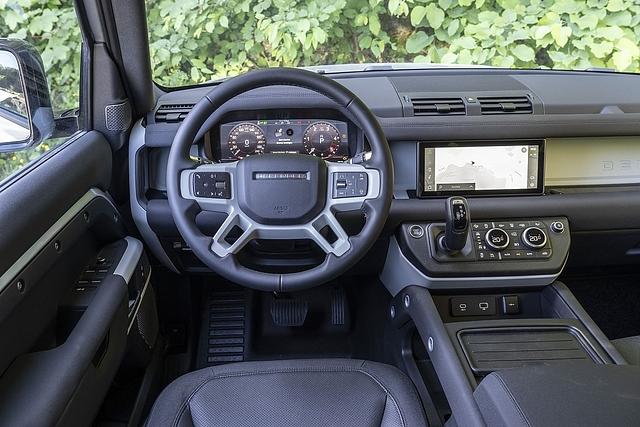 Das Cockpit spielt mit der geometrischen Strenge die Geländewagen-Karte