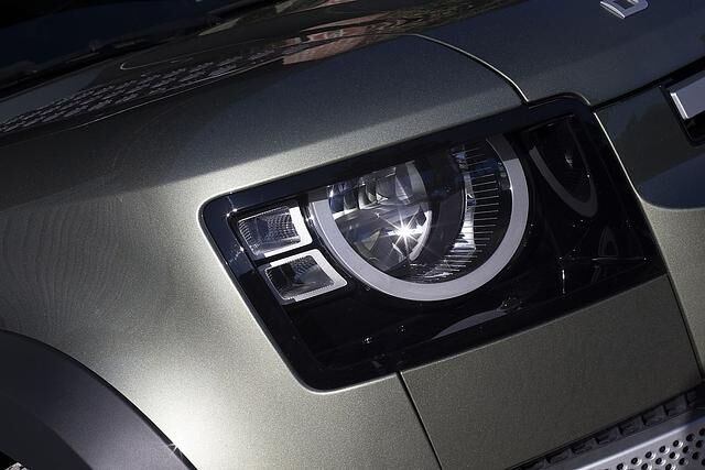 Die LED-Scheinwerfer leuchten die Straße gut aus