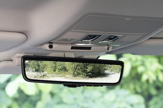 Der Rückspiegel mit ClearSight Smart View Technologie hilft beim Rangieren