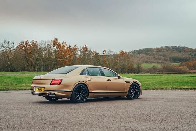 Nach 4,1 Sekunden erreicht der Bentley Flying Spur V8 Landstraßentempo