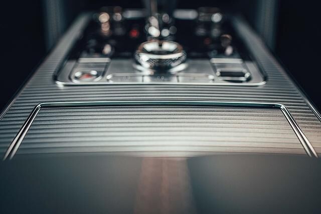Das Interieur ist mit edlen Materialien gespickt