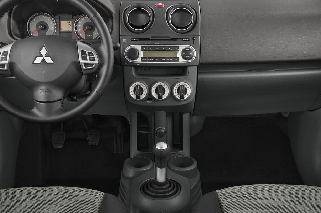 Mitsubishi Colt (Baujahr 2010) - 3 Türen Mittelkonsole