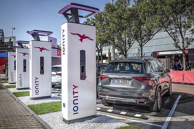 Die Ionity Ladesäulen schaffen bis zu 350 kW Ladeleistung