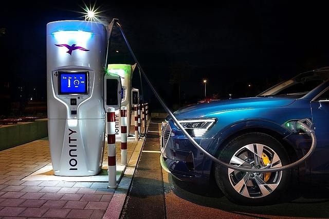 Mit Karten von Chargemap EnBW Plugsurfing NewMotion und Hubject f hrt man auch gut weil sie verschiedene Ladestationen unter einem Bezahlmodus vereinen