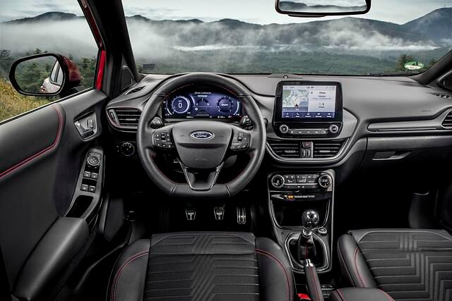 Sehenswert: Der Arbeitsplatz des Ford Puma ist funktional und schick. Bei entsprechender Ausstattung bietet er zudem zwei große Displays