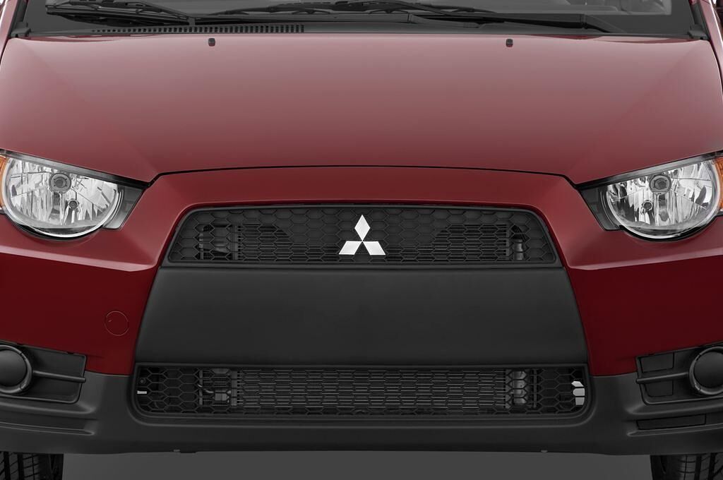 Mitsubishi Colt (Baujahr 2010) - 5 Türen Kühlergrill und Scheinwerfer