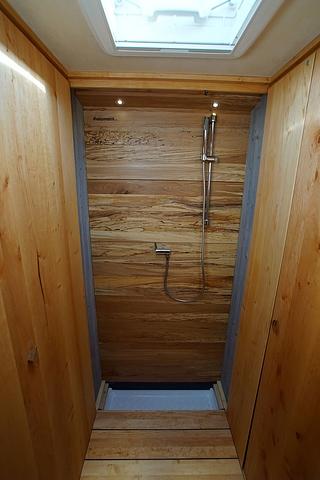 Auch eine Dusche ist vorhanden