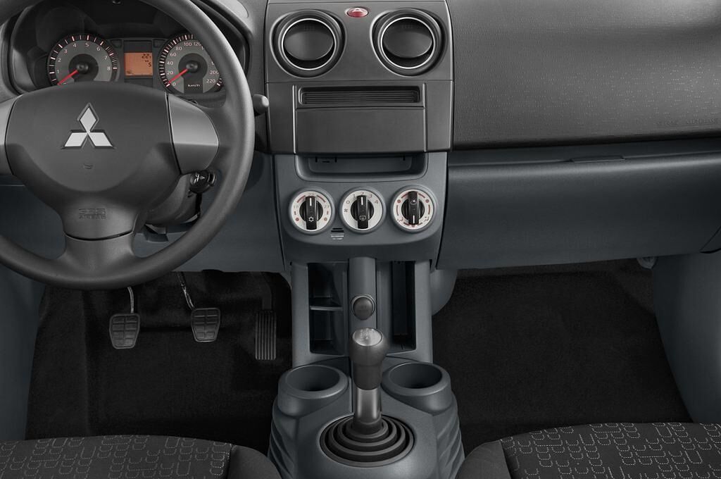 Mitsubishi Colt (Baujahr 2010) - 5 Türen Mittelkonsole