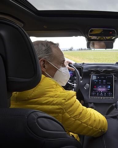 Das Cockpit kennt man so ähnlich bereits aus der S-Klasse