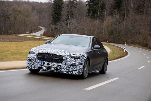 Für die neue Dynamik stehen ein agileres Fahrwerk mit der ersten Hinterachslenkung für die Baureihe sowie ein Design mit mehr Muskeln - bis hin zu den serienmäßigen Powerdomes auf der Motorhaube