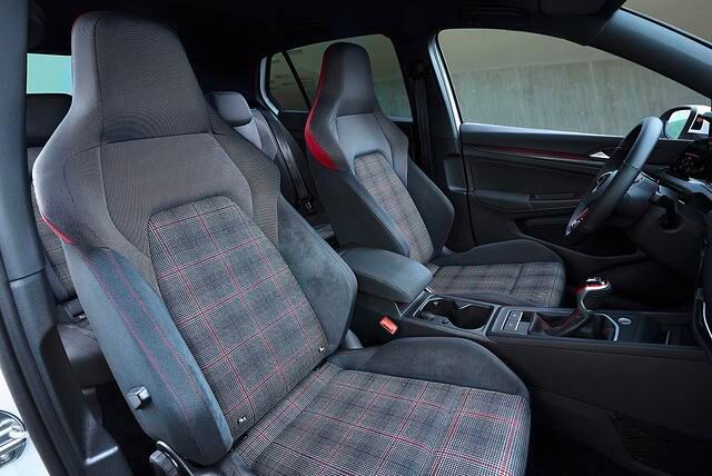 Angenehm komfortabel und mit viel Seitenhalt: Die Sitze des Golf GTI mit klassischer Karo-Musterung