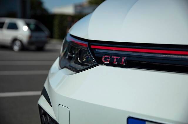 Die rote Querspange und die drei Buchstaben im Kühlergrill lässt um das Fanherz älterer GTI-Generationen warm werden 